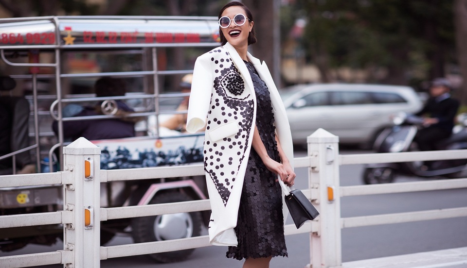 Vốn có lợi thế về vóc dáng lý tưởng cùng thần thái diễn xuất chuyên nghiệp trước ống kính, Phương Mai biến đường phố thành sàn catwalk.