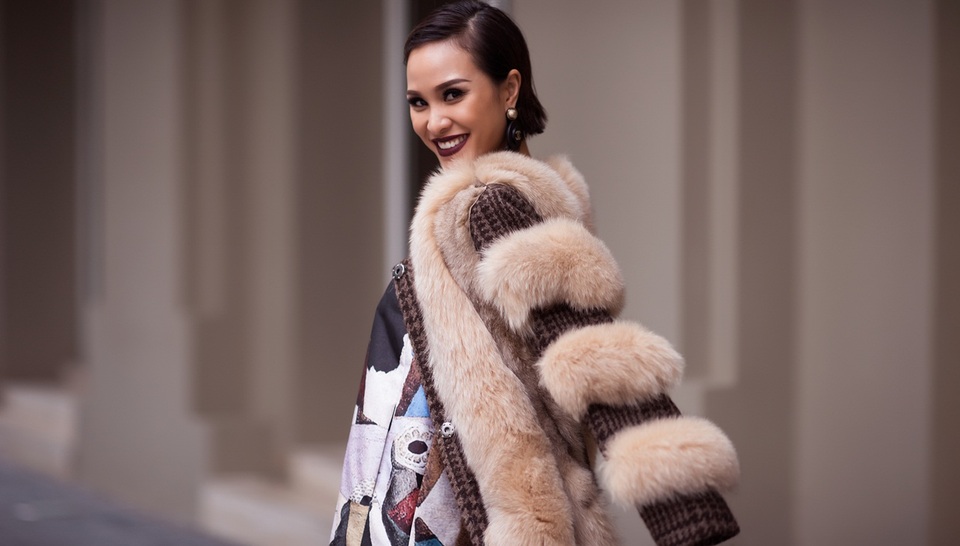 Phương Mai mặc trang phục kín như bưng hướng tới hình ảnh quý cô thanh lịch.