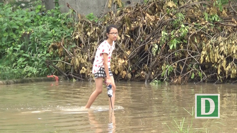 Hà Nội: Người dân khốn khổ vì đường làm 10 năm chưa xong - 1
Em nhỏ vừa đi vừa dò dẫm vì sợ thụt hố trên đường ngập.
