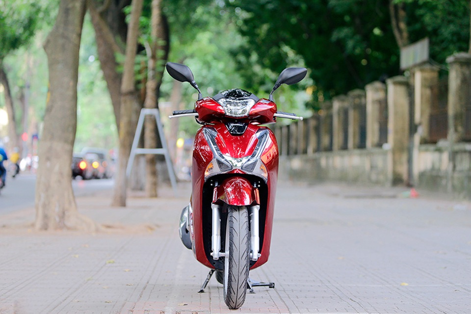 Honda SH 125i/150i mới có gì đáng tiền? - 1
Hệ thống chiếu sáng gồm đèn pha, đèn định vị và đèn phanh được trang bị đồng bộ công nghệ chiếu sáng Led. Đèn pha dạng Led với logo SH được in nổi bên trong cho thấy thiết kế dành riêng cho SH.