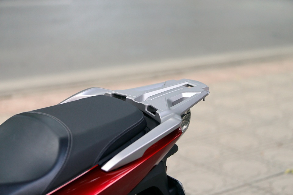 Honda SH 125i/150i mới có gì đáng tiền? - 3
Tay nắm dắt xe phía sau chắc chắn, thuận tiện cho việc dắt/đẩy xe mà vẫn đảm bảo tính thẩm mỹ