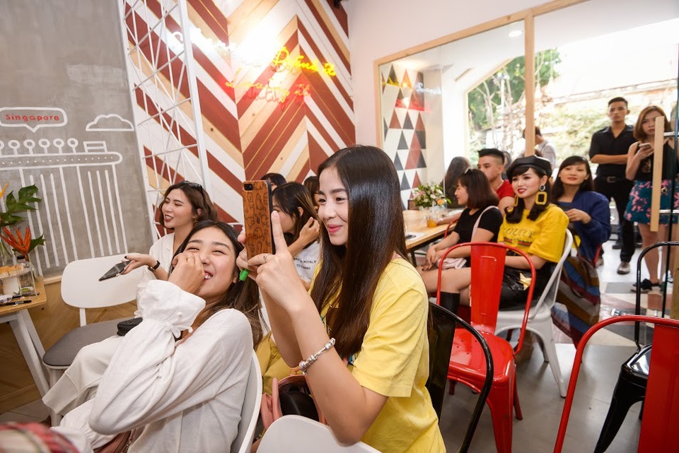 Tâm Tít tái xuất xinh đẹp sau “khẩu chiến” với Maya về “người thứ 3” - 7 Cùng với đó là sự xuất hiện bên hàng loạt người mẫu như Quán quân Next Top Ngọc Châu, Hương Ly cùng 3 gia đình trẻ nổi nhất mạng xã hội: Trang Lou - Tùng Sơn Nguyễn, Heo Minhon - Kiên Hoàng, Nam Thương - Ba Duy. Sự góp mặt của Chi Tây, hot blogger Phạm Đức Hùng, Phương Ly, Ninh Tito… cũng giúp không khí thêm náo nhiệt.