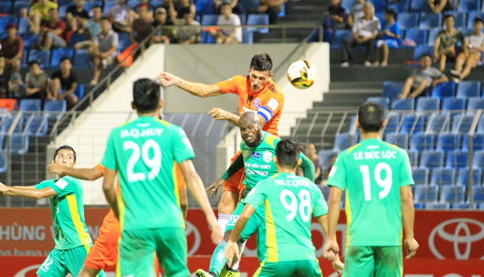 
Merlo (áo cam) đóng góp một bàn vào chiến thắng 3-0 của SHB Đà Nẵng
