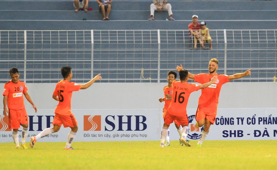 
Các cầu thủ SHB Đà Nẵng ăn mừng bàn thắng
