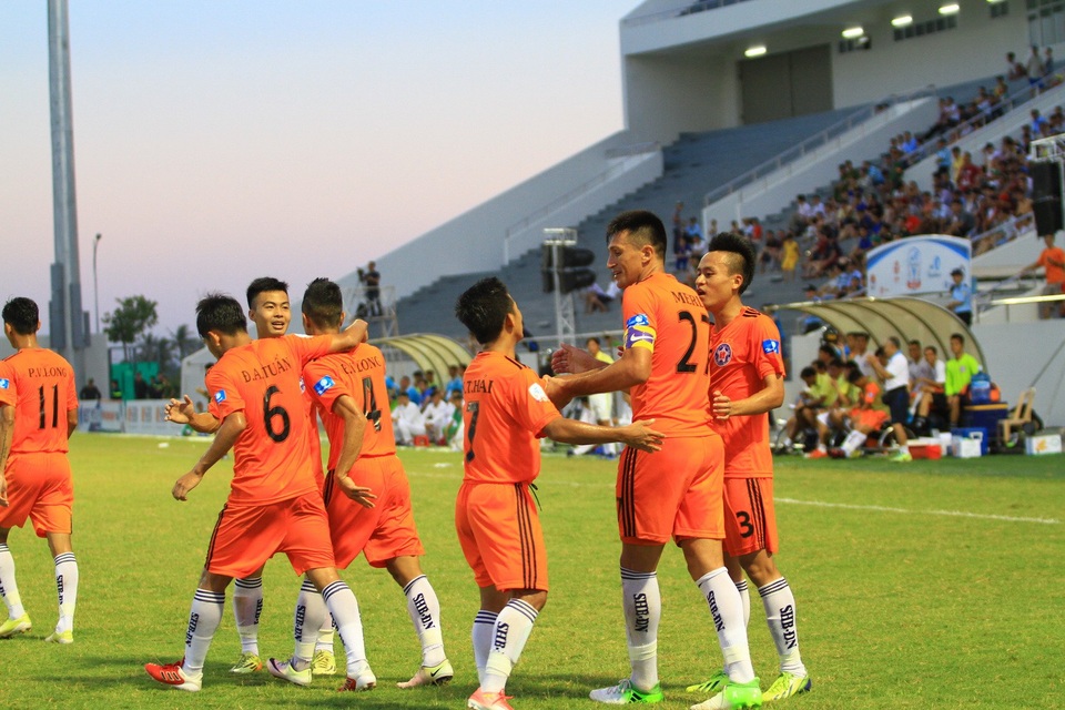 HLV Huỳnh Đức sẽ chia tay SHB Đà Nẵng sau V-League 2017 - 2 Lối chơi của SHB Đà Nẵng dưới thời HLV Huỳnh Đức quá phụ thuộc vào Merlo.
