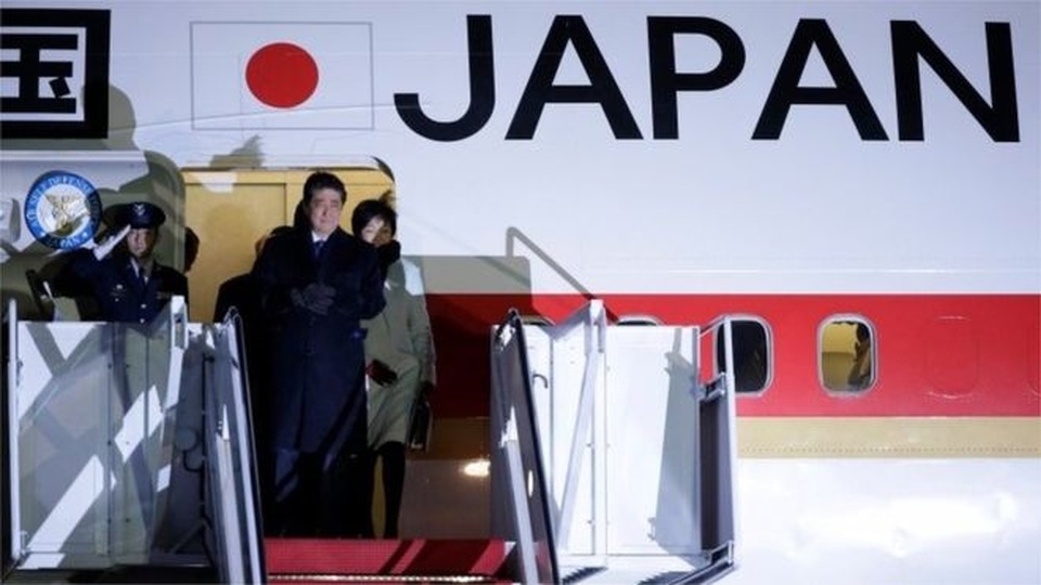 Hé lộ món quà Tổng thống Trump dành tặng Thủ tướng Abe - 1
Thủ tướng Nhật Bản Shinzo Abe và phu nhân đáp máy bay xuống Mỹ tối 9/2. (Ảnh: Reuters)