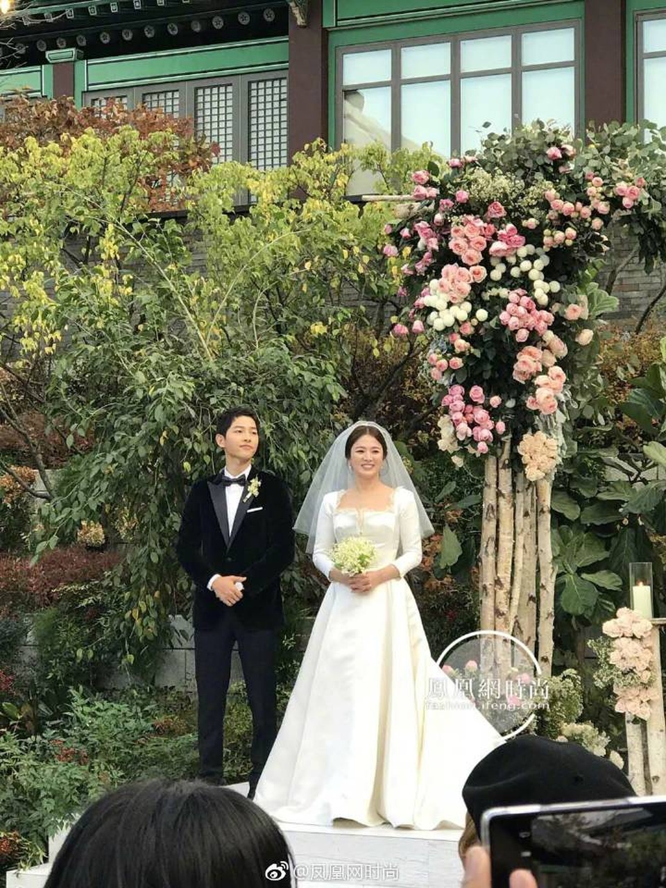 Hot: Song Hye Kyo và Song Joong Ki trao nhẫn trong hôn lễ thế kỷ - 1
Song Hye Kyo và Song Joong Ki đã chính thức trở thành vợ chồng trong chiều nay 31/10.