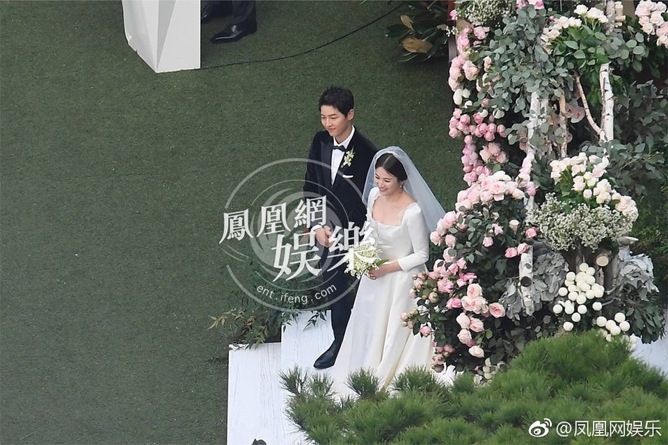Hot: Song Hye Kyo và Song Joong Ki trao nhẫn trong hôn lễ thế kỷ - 10
Song Joong Ki không lúc nào rời mắt khỏi vợ.