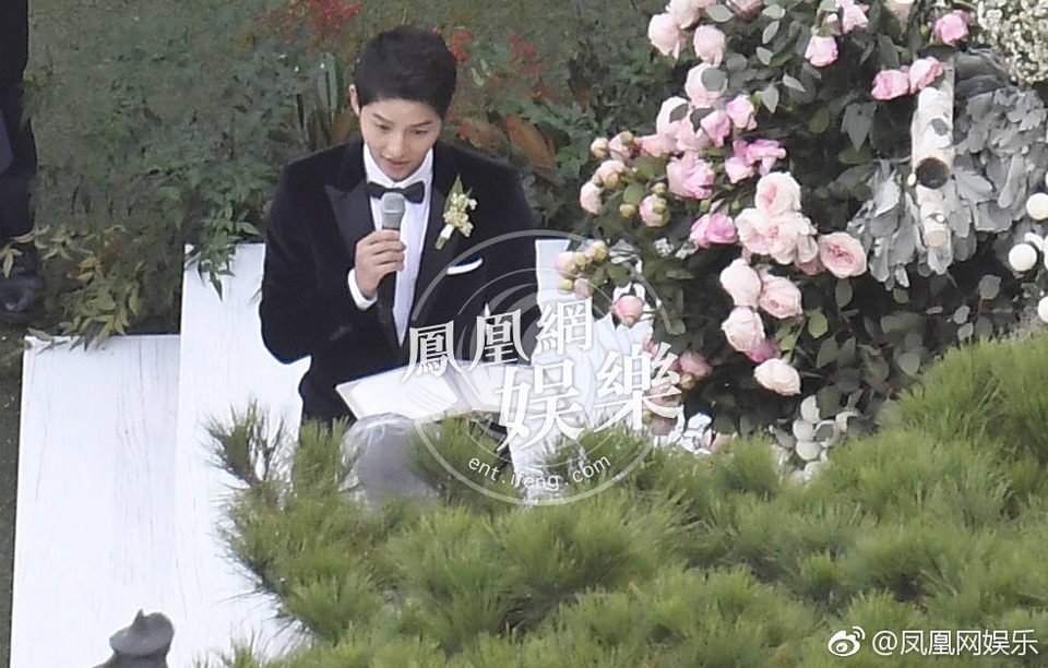Hot: Song Hye Kyo và Song Joong Ki trao nhẫn trong hôn lễ thế kỷ - 11
Anh thề nguyện sẽ chăm sóc và yêu thương Song Hye Kyo trọn đời. Nam diễn viên nổi tiếng nghẹn ngào khi dành những lời yêu thương cho bà xã.