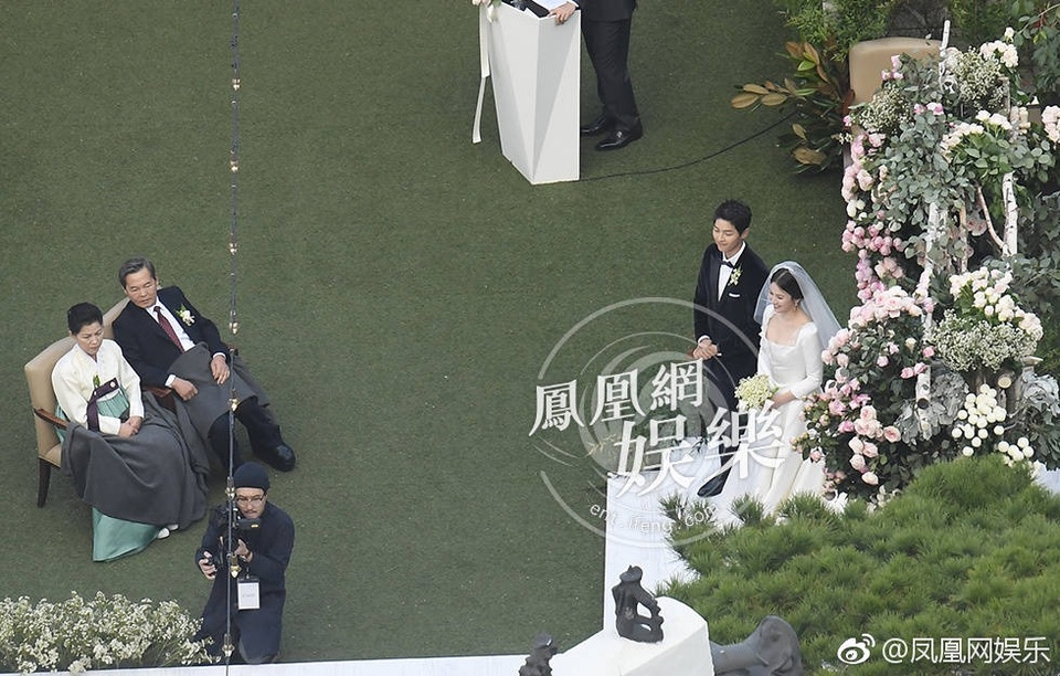 Hot: Song Hye Kyo và Song Joong Ki trao nhẫn trong hôn lễ thế kỷ - 13
Cha mẹ chú rể Song Joong Ki cũng nghẹn ngào khi chứng kiến thời khắc trọng đại trong cuộc đời con trai.