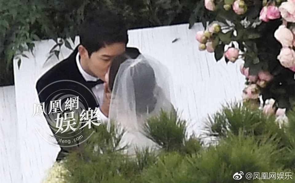 Hot: Song Hye Kyo và Song Joong Ki trao nhẫn trong hôn lễ thế kỷ - 16
Nụ hôn ngào ngào nhất đám cưới được fan ghi lại.