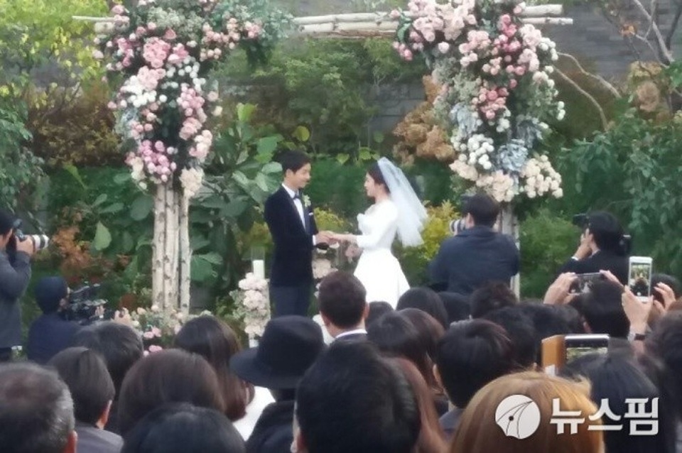 Hot: Song Hye Kyo và Song Joong Ki trao nhẫn trong hôn lễ thế kỷ - 4
Cặp đôi cùng thề nguyện sống hạnh phúc bên nhau trong tiếng vỗ tay của khách mời đám cưới.
