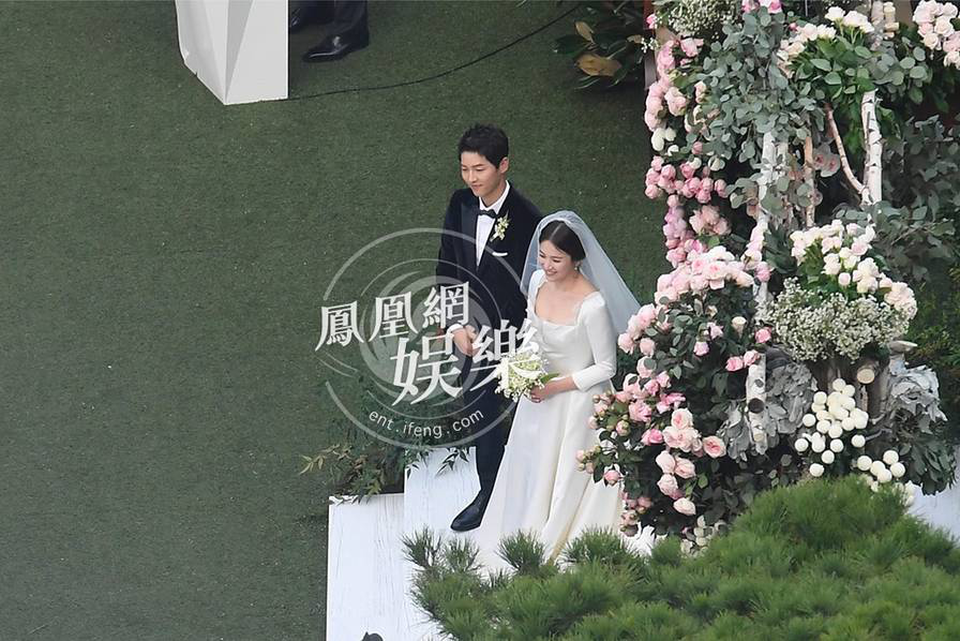 Hot: Song Hye Kyo và Song Joong Ki trao nhẫn trong hôn lễ thế kỷ - 12 Hot: Song Hye Kyo và Song Joong Ki trao nhẫn trong hôn lễ thế kỷ - 12