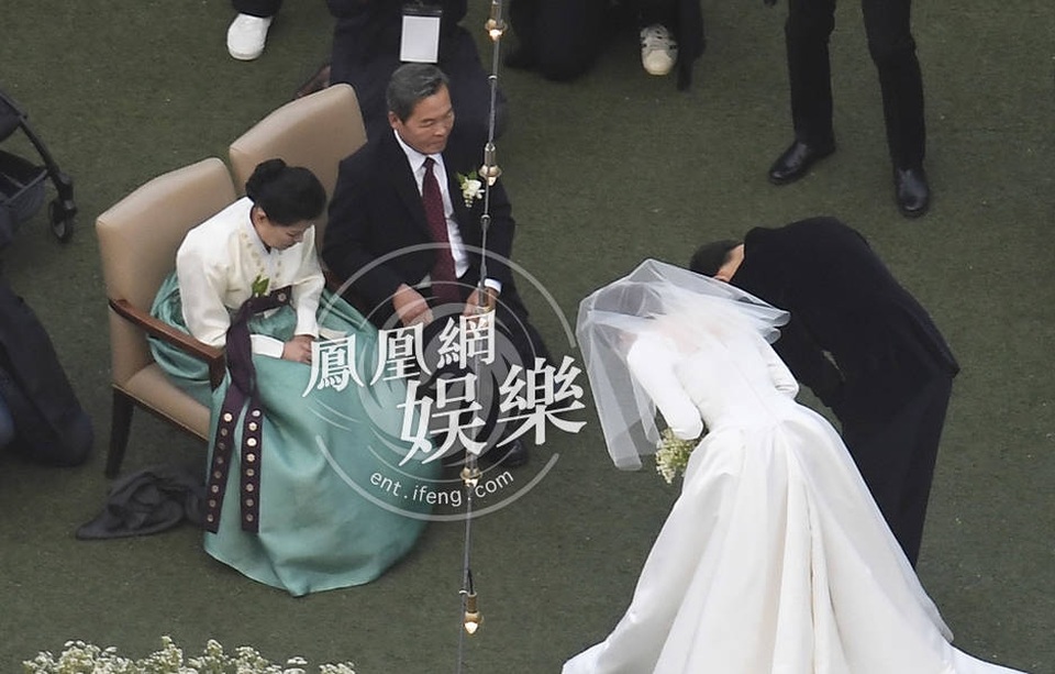 Hot: Song Hye Kyo và Song Joong Ki trao nhẫn trong hôn lễ thế kỷ - 14
Song Hye Kyo và Song Joong Ki cúi đầu cảm tạ cha mẹ ruột của Song Joong Ki.
