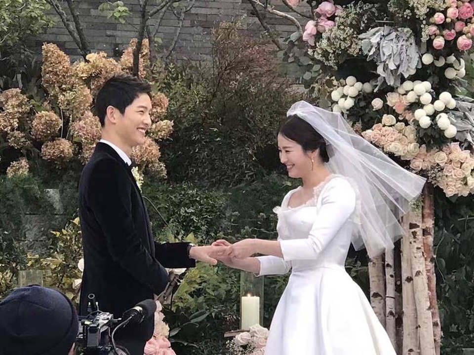 Hot: Song Hye Kyo và Song Joong Ki trao nhẫn trong hôn lễ thế kỷ - 5
Ngày 31/10/2017 đã trở thành ngày ý nghĩa và đáng nhớ nhất với Song Hye Kyo và Song Joong Ki.