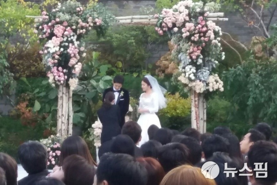 Hot: Song Hye Kyo và Song Joong Ki trao nhẫn trong hôn lễ thế kỷ - 2
Song Hye Kyo và Song Joong Ki trao nhẫn trước sự chứng kiến của đông đảo khách mời.