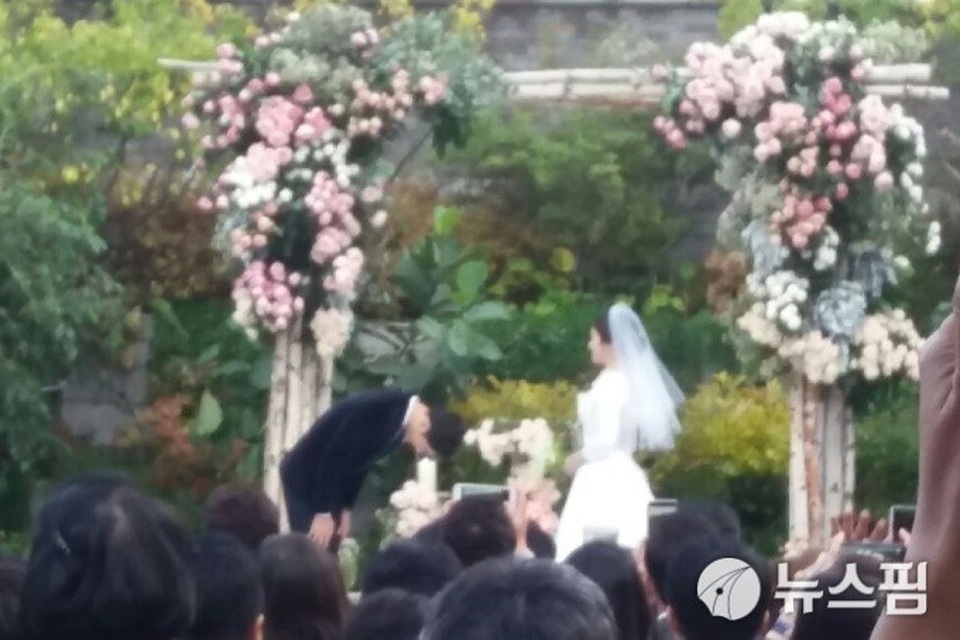 Hot: Song Hye Kyo và Song Joong Ki trao nhẫn trong hôn lễ thế kỷ - 3
Song Joong Ki cúi đầu trước vợ.