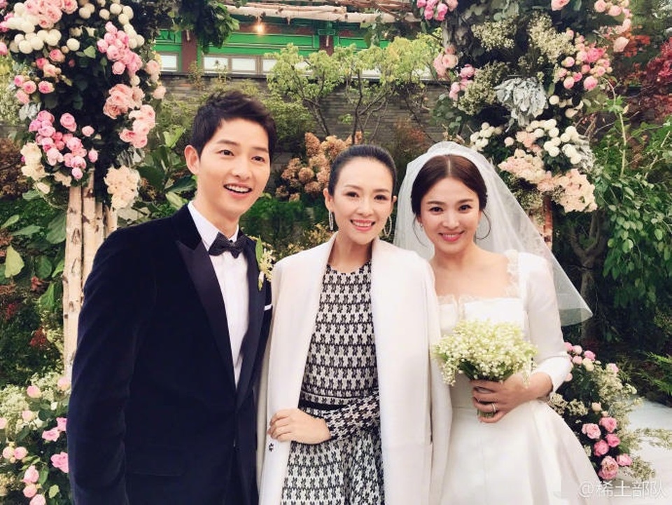 Dàn sao "đổ bộ" tới khách sạn dự đám cưới Song Hye Kyo và Song Joong Ki - 7
Chương Tử Di khoe ảnh chụp chung với cô dâu và chú rể.