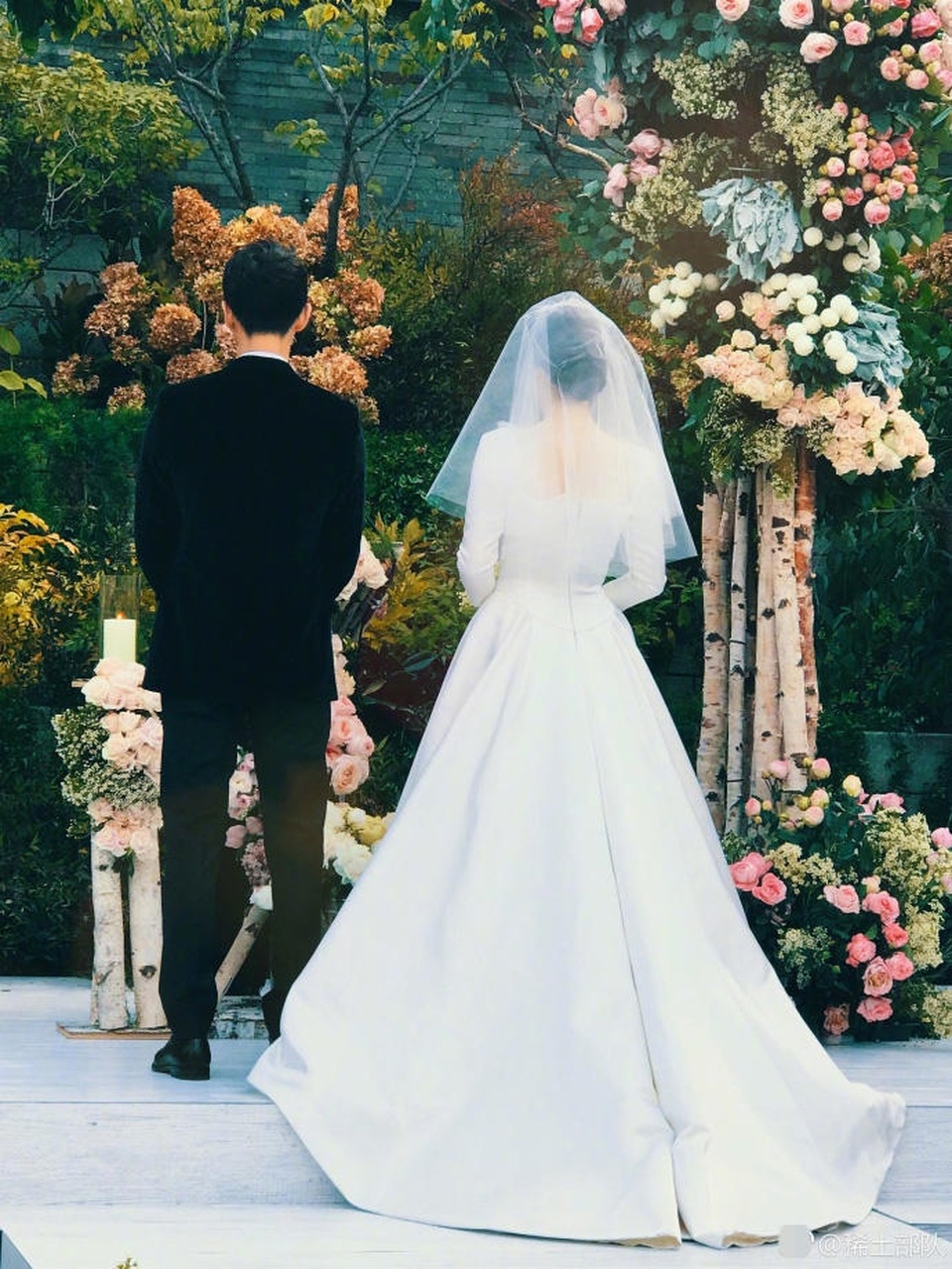 Hot: Song Hye Kyo và Song Joong Ki trao nhẫn trong hôn lễ thế kỷ - 7
Cặp tình nhân của Hậu duệ Mặt trời nghẹn ngào hạnh phúc trong ngày trọng đại.