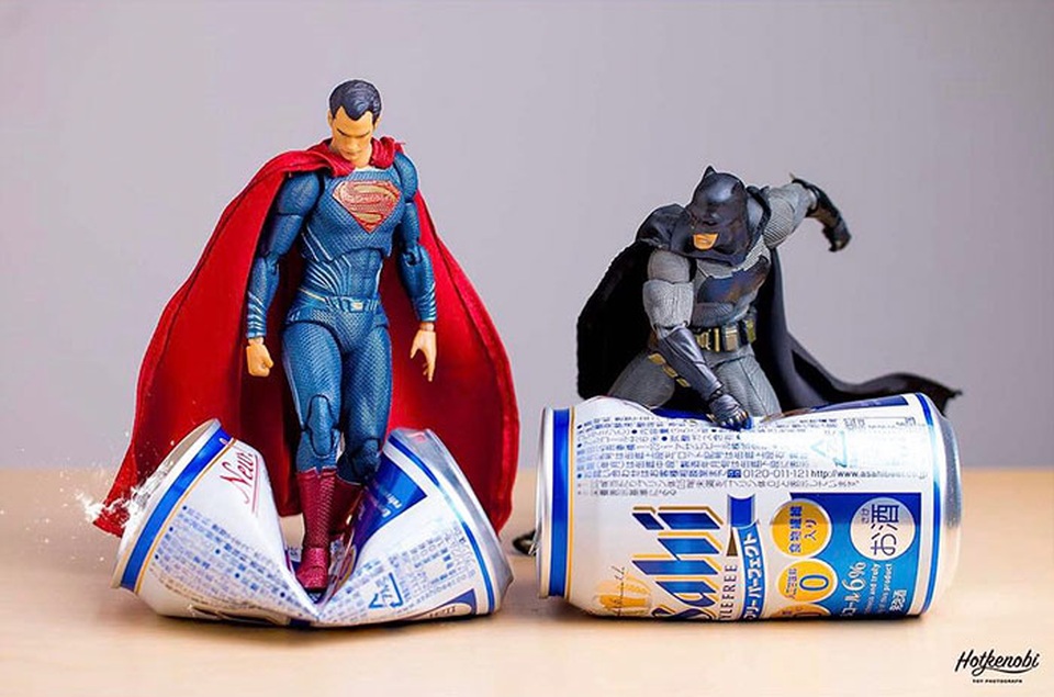 Bật cười với bộ ảnh hài hước về các siêu anh hùng - 1 Siêu nhân Superman và Người Dơi Batman, ai khỏe hơn?