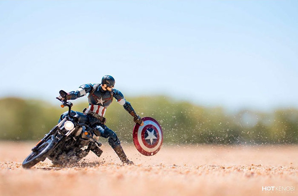 Bật cười với bộ ảnh hài hước về các siêu anh hùng - 14 Đại úy Mỹ Captain America.