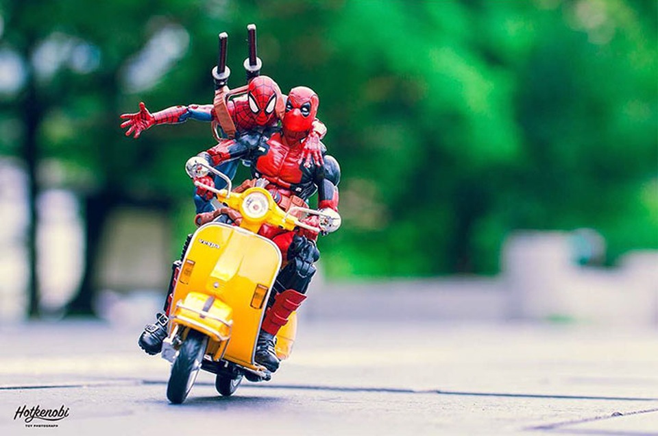 Bật cười với bộ ảnh hài hước về các siêu anh hùng - 15 Quái nhân Deadpool và Người Nhện Spider Man siêu ngầu bên xe scooter.