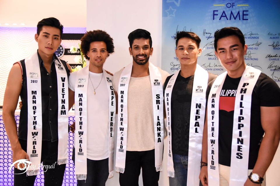 Nguyễn Hữu Long tham dự Siêu mẫu nam thế giới - Man of the world 2017 - 2 Nguyễn Hữu Long (ngoài cùng bên phải) cùng các thí sinh tham gia cuộc thi.