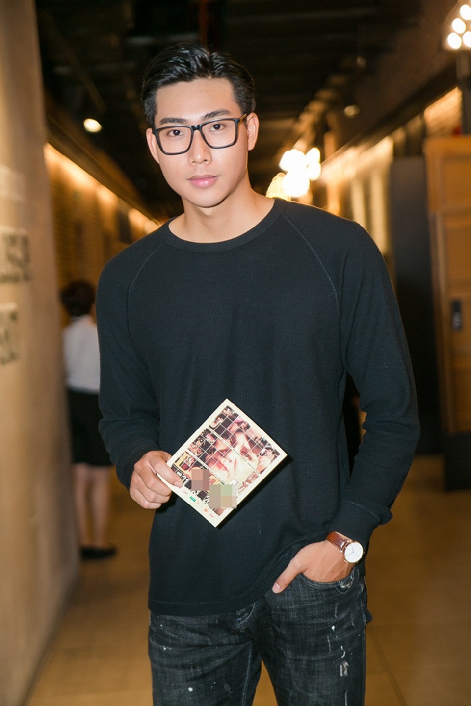 Thậm chí anh còn tự tin viết trên trang cá nhân Phạm Đức Long yêu nhau thì đã sao. Tin đồn này khiến Hữu Long gặp phải phản ứng từ gia đình. Anh bị mẹ gọi điện hỏi han và mắng nặng lời.