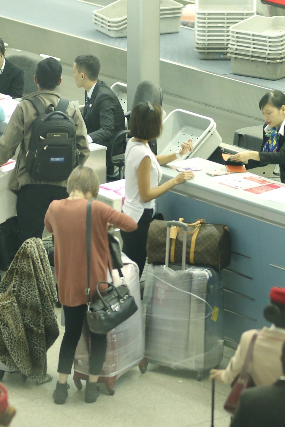 Cả hai khá chật vật để di chuyển đống hành lý vào quầy thủ tục tại sân bay.