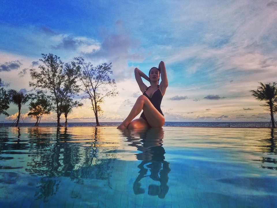 Ở tuổi “bà ngoại”, mẹ Phương Mai diện bikini gợi cảm không thua con gái - 9 Từ đầu năm đến nay, Phương Mai vẫn bận rộn chạy show MC nhờ khả năng song ngữ, sự nhanh nhạy, thông minh trong cách xử lý tình huống sân khấu và phong cách sexy.