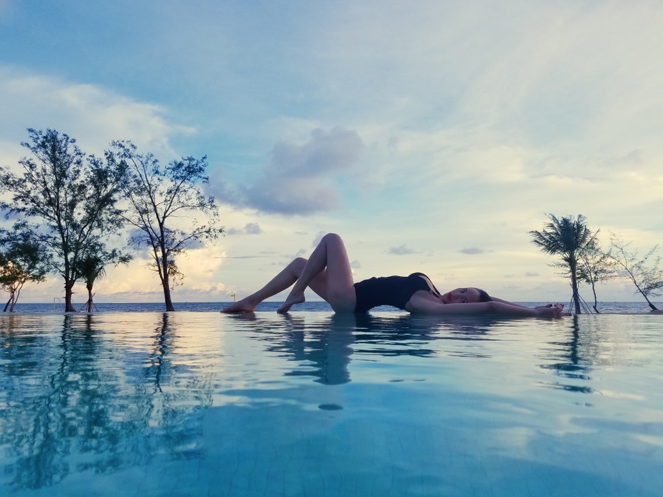Ở tuổi “bà ngoại”, mẹ Phương Mai diện bikini gợi cảm không thua con gái - 10 Trong số những người đẹp làm MC hiện tại, Phương Mai được đánh giá cao bởi khả năng song ngữ và bản lĩnh sân khấu vững vàng.