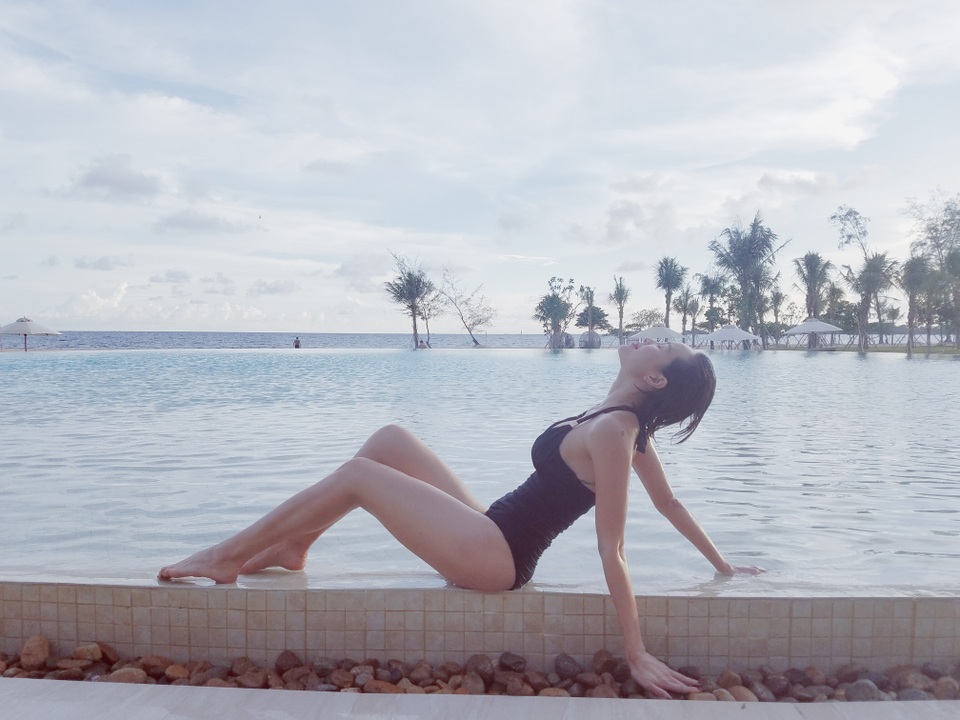 Ở tuổi “bà ngoại”, mẹ Phương Mai diện bikini gợi cảm không thua con gái - 6 Ngoài những khoảnh khắc đoàn tụ bên gia đình, Phương Mai cũng có dịp khoe vóc dáng lý tưởng với 3 vòng bốc lửa trong trang phục áo tắm.