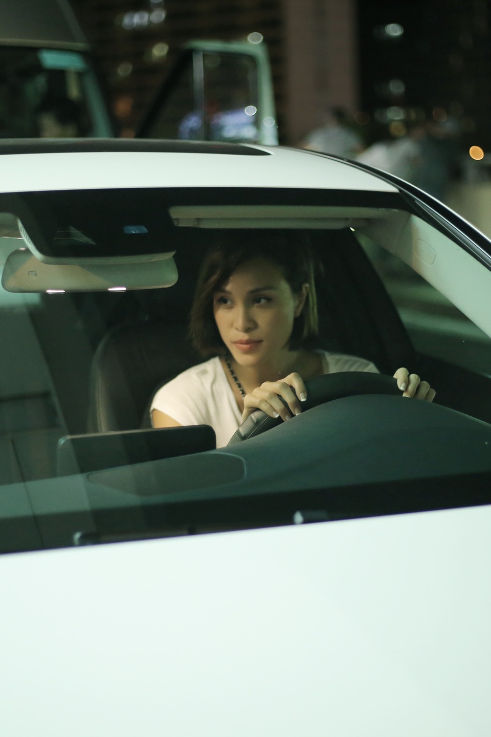 Khi ra sân bay Tân Sơn Nhất lúc nửa đêm, Phương Mai tự lái xế hộp.