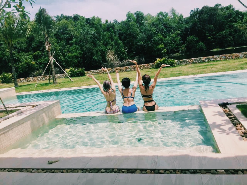Ở tuổi “bà ngoại”, mẹ Phương Mai diện bikini gợi cảm không thua con gái - 5 Phương Mai thừa nhận rằng, mẹ cô rất điệu, thích làm đẹp nên cô và chị gái luôn phải đảm nhận vai trò phó nháy, ghi lại những khoảnh khắc cho mẹ trong kỳ nghỉ ở Phú Quốc vừa qua.