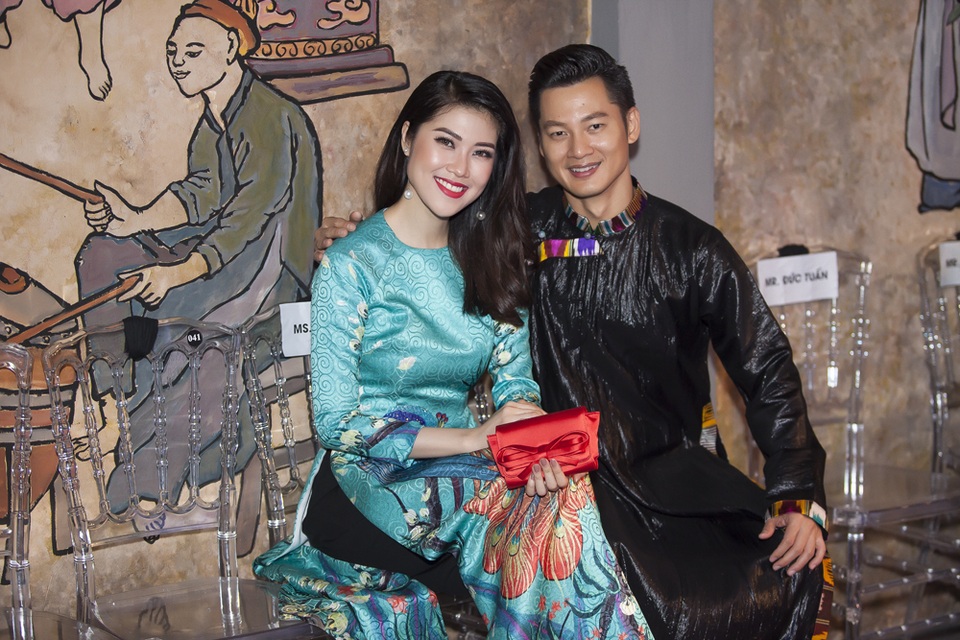Á hậu Lệ Hằng, Diễm Hương kín đáo với áo dài xưa - 3 Ca sĩ Đức Tuấn khá thân thiết với người mẫu Thu Hằng, anh cũng chọn áo dài khi xuất hiện trong sự kiện này
