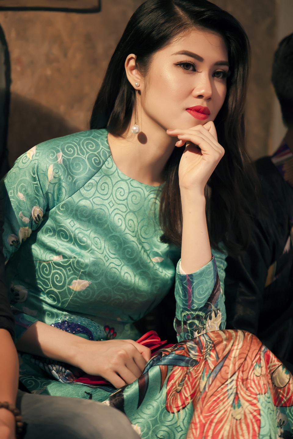 Á hậu Lệ Hằng, Diễm Hương kín đáo với áo dài xưa - 2 Cô cũng khéo léo chọn kiểu tóc buông tự nhiên cùng gout trang điểm mặn mà để tăng nét dịu dàng và đằm thắm.