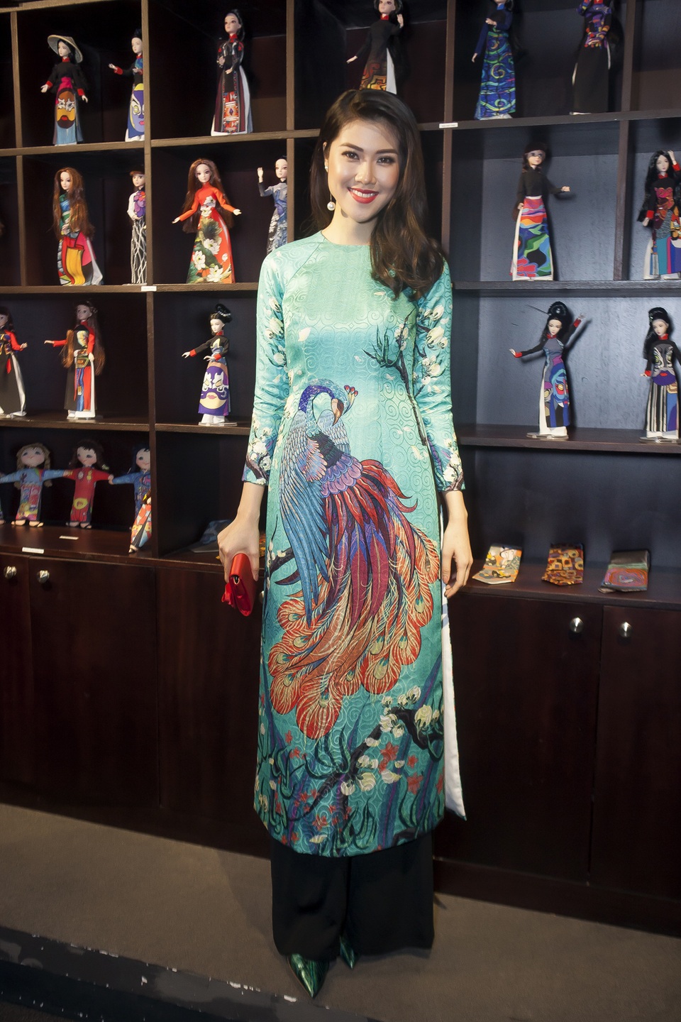 Á hậu Lệ Hằng, Diễm Hương kín đáo với áo dài xưa - 1 Trong chiếc áo dài gấm màu ngọc bích được in và đính kết tinh tế, Thu Hằng không chỉ nổi bật với vóc người chuẩn từng đường cong mà còn rạng rỡ với làn da trắng sáng,mịn màng.