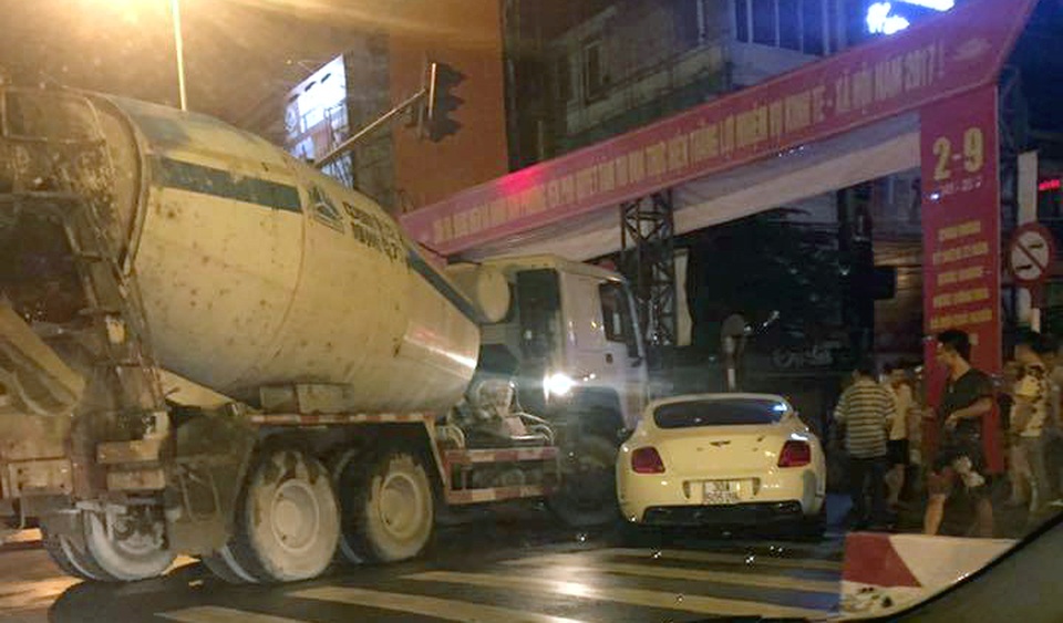 Siêu xe Bentley va chạm với xe bồn.