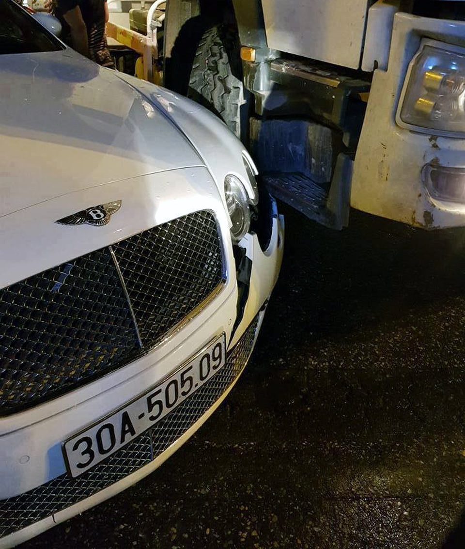 Đầu xe Bentley bị hư hỏng nhẹ.
