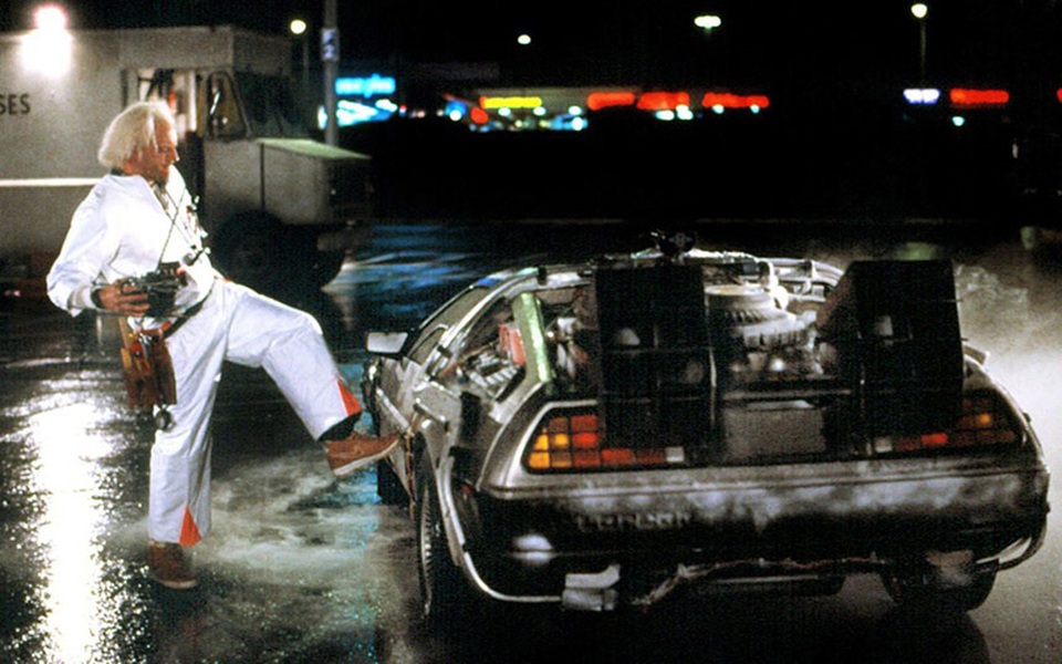Siêu xe nào xuất hiện trong đêm trao giải Oscar 2017? - 2 Một cảnh quay với DMC-12 trong Back to the Future năm 1985