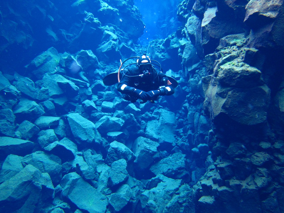 Đến nơi sạch nhất thế giới, du khách bơi giữa hai lục địa - 2 Nước trong vắt như pha lê với tầm nhìn lên tới 100m