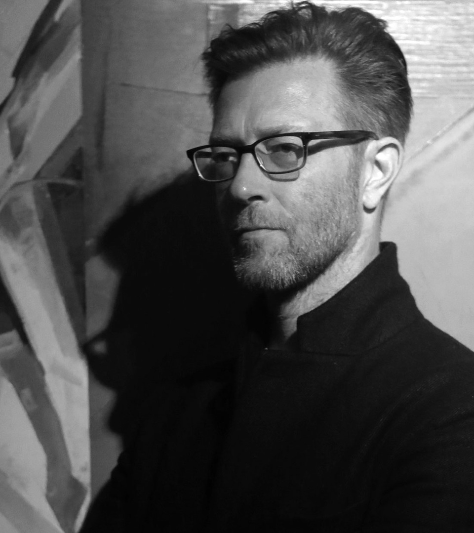 Mải selfie, nữ du khách làm hỏng loạt vương miện trị giá 4.5 tỷ đồng - 3
Nghệ sỹ Simon Birch người Anh từng chiến đấu không ngừng nghỉ với căn bệnh ung thư. Sau đó, anh dốc toàn bộ trí lực và tiền bạc để tổ chức buổi triển lãm của riêng mình.