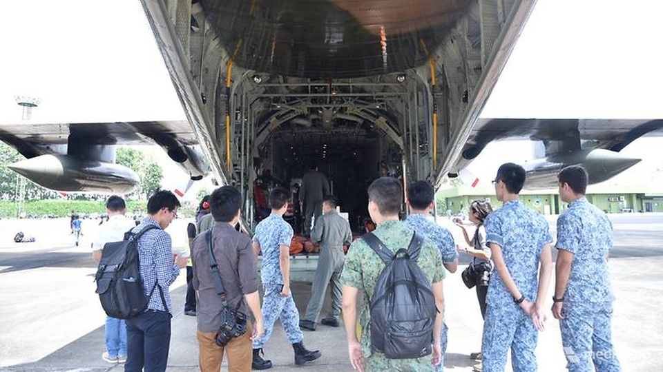 Cùng với 11 đồng nghiệp và 20 quân nhân của Lực lượng Không quân Singapre (RSAF), phóng viên Gaya Chandramohan đã lên máy bay C-130 vào chiều ngày 23/8 để tham gia vào quá trình tìm kiếm thi thể của 10 thủy thủ bị mất tích trong vụ tàu khu trục USS John S. McCain của Mỹ va chạm với tàu chở dầu Alnic MC ở ngoài khơi Singapore.