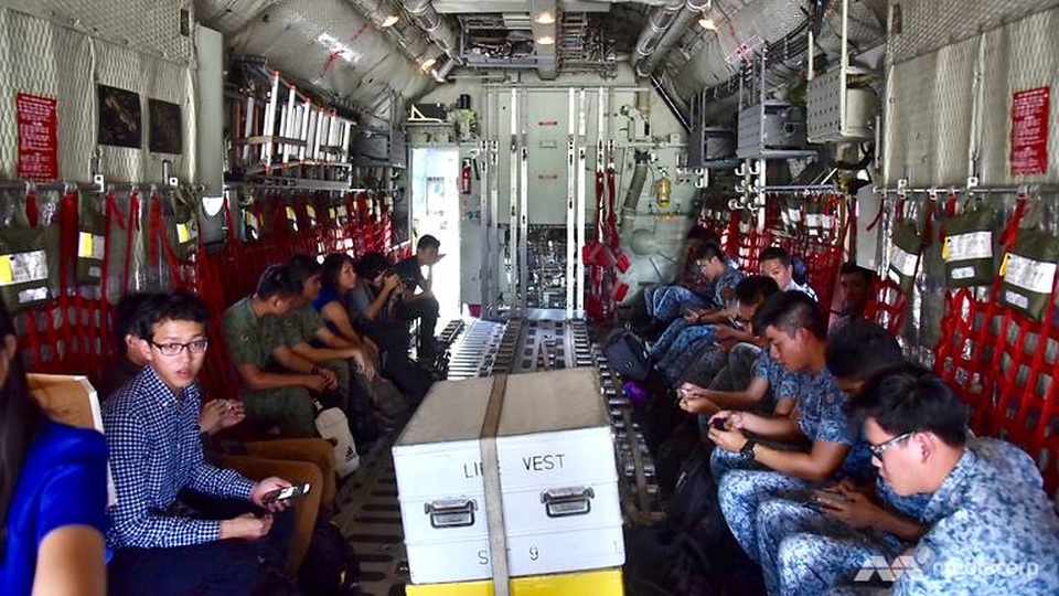 Trong hơn 6 giờ đồng hồ, các thành viên của RSAF phải tập trung cao độ từ trên máy bay, hướng mắt xuống khu vực vùng biển phía dưới để tìm kiếm bất kỳ dấu hiệu nào của các thủy thủ mất tích, chẳng hạn bộ đồng phục màu xanh.