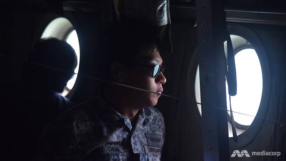 Một số quân nhân phải sử dụng kính râm để bảo vệ mắt trước ánh nắng mặt trời. Trong quá trình “quét mắt”, họ phải tập trung để không nhìn nhầm bọt sóng thành thi thể người trôi nổi trên biển.