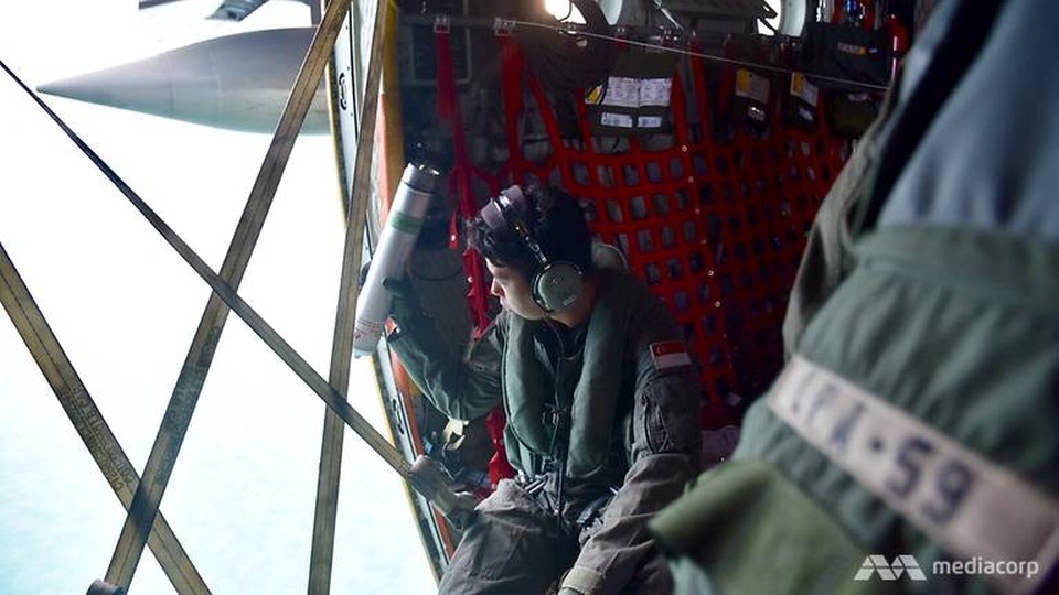 Nếu phát hiện ra bất kỳ dấu hiệu nào khả nghi ở một khu vực nào đó, các quân nhân sẽ thả một vật định vị xuống biển.