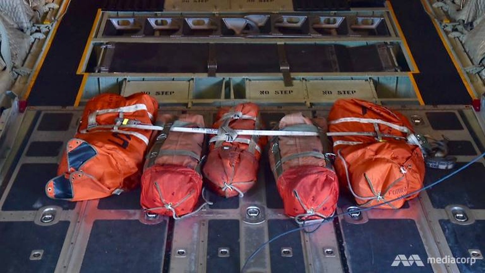 Thiết bị định vị sẽ tỏa ra khói và lửa khi chạm mặt nước và giúp các thành viên khác của lực lượng cứu hộ biết vị trí nghi có người mất tích.