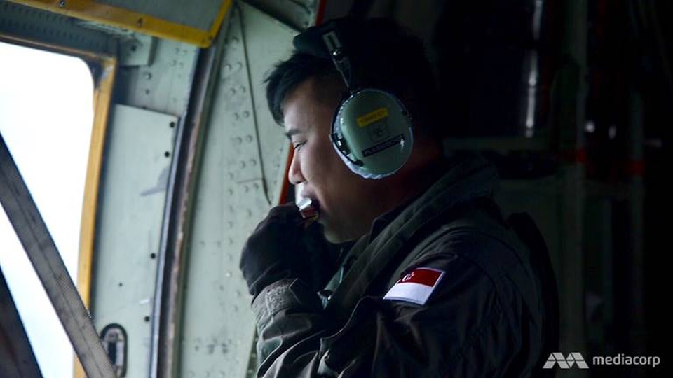 Do yêu cầu công việc phải tập trung cao độ nên các quân nhân gần như không dừng lại để ăn trong suốt 6 tiếng làm việc. Thay vào đó, họ chỉ ăn những chiếc bánh quy đơn giản để không mất nhiều thời gian rời mắt khỏi khu vực tìm kiếm.