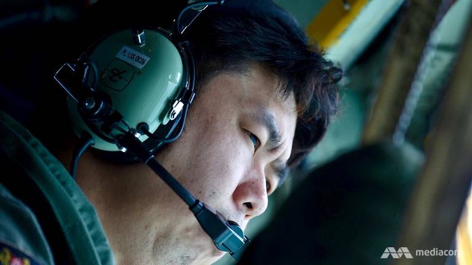 Tuy nhiên, khu vực tìm kiếm của Không quân Singapore ngày hôm qua mới chỉ bằng 20% diện tích thực tế mà họ cần tìm (khoảng 5.524 km2). Và trong cả buổi tìm kiếm kéo dài suốt 6 giờ đồng hồ, không một thiết bị định vị nào được sử dụng.