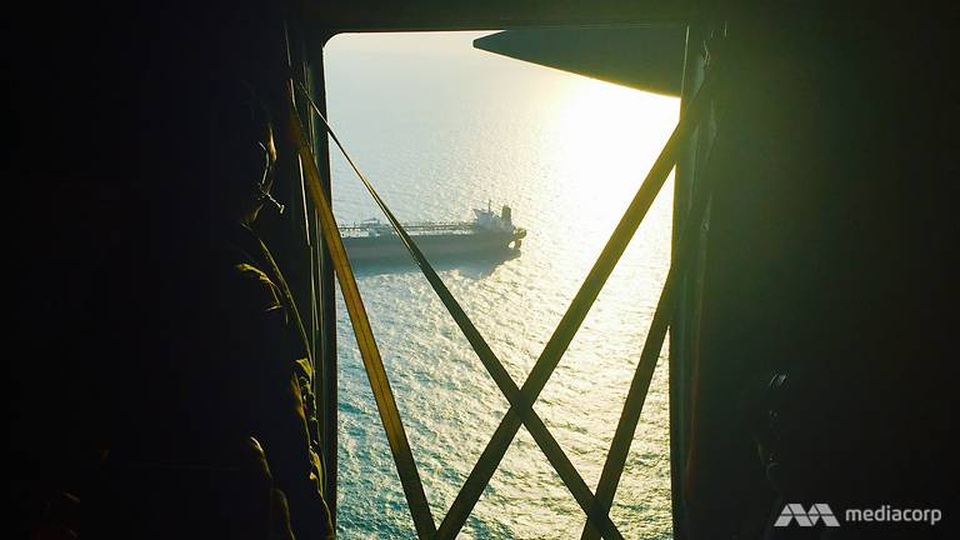 Vụ va chạm giữa tàu khu trục USS John S. McCain và tàu chở dầu Alnic MC mang cờ Liberia xảy ra vào rạng sáng ngày 21/8 đã khiến 5 thủy thủ của tàu chiến Mỹ bị thương và 10 thủy thủ khác mất tích, đồng thời gây ra một lỗ hổng lớn ở mạn trái thân tàu. Các tàu của Mỹ và Singapore, với sự hỗ trợ của lực lượng không quân, đang tiến hành tìm kiếm thi thể mất tích ở vùng biển Đông Nam Á. Ngoài ra, Indonesia, Malaysia và Australia cũng vào cuộc hỗ trợ cuộc tìm kiếm này.